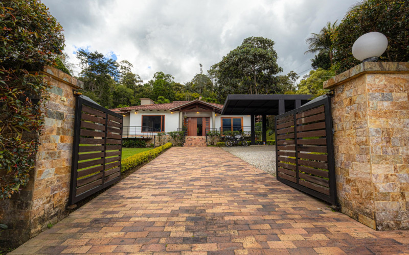 Luxury Country House in El Retiro | 1,400 m² Lot, Exclusive Gated Community.