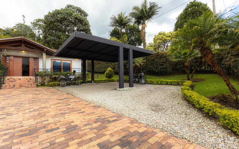 Luxury Country House in El Retiro | 1,400 m² Lot, Exclusive Gated Community.