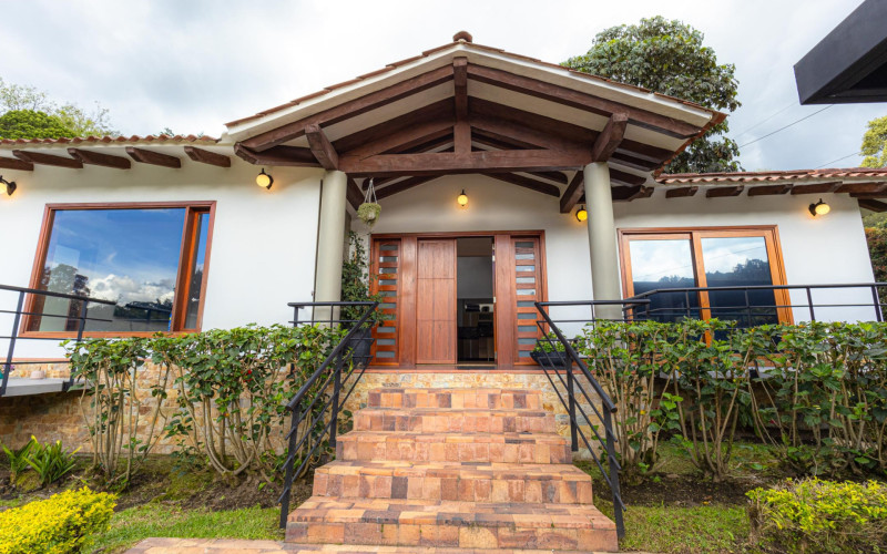 Luxury Country House in El Retiro | 1,400 m² Lot, Exclusive Gated Community.