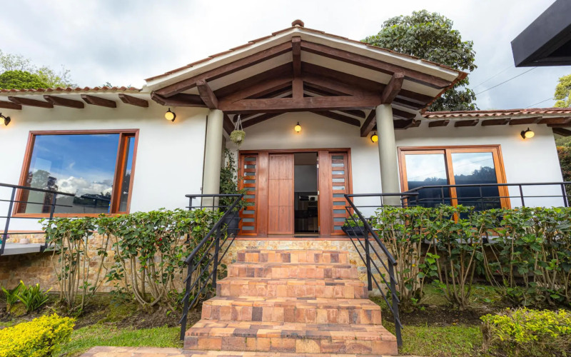 Luxury Country House in El Retiro | 1,400 m² Lot, Exclusive Gated Community.