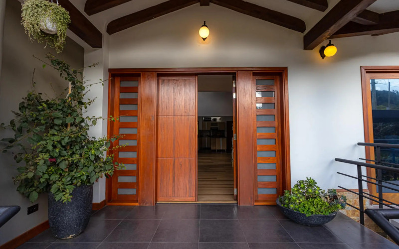 Luxury Country House in El Retiro | 1,400 m² Lot, Exclusive Gated Community.