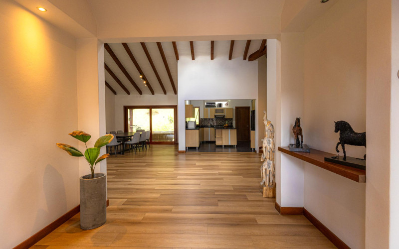 Luxury Country House in El Retiro | 1,400 m² Lot, Exclusive Gated Community.