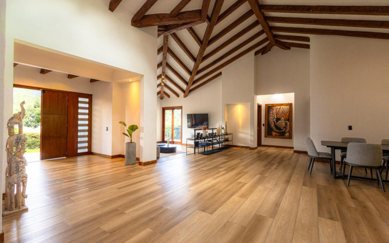 Luxury Country House in El Retiro | 1,400 m² Lot, Exclusive Gated Community.