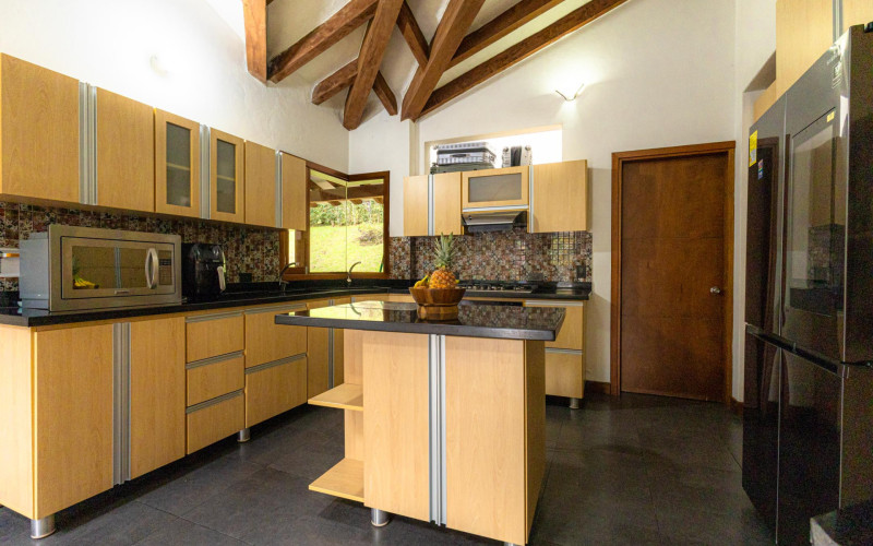 Luxury Country House in El Retiro | 1,400 m² Lot, Exclusive Gated Community.