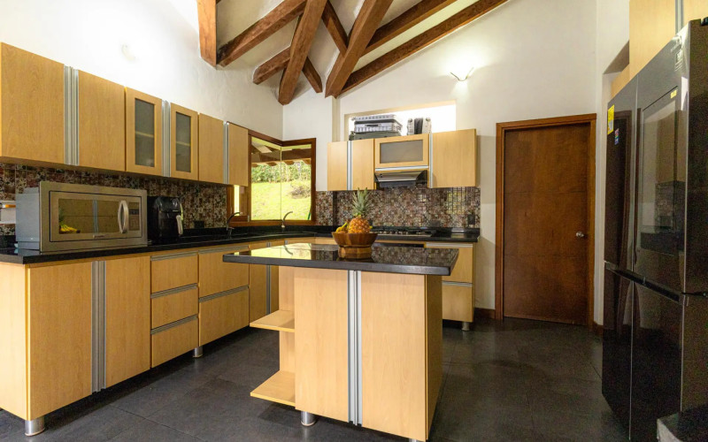 Luxury Country House in El Retiro | 1,400 m² Lot, Exclusive Gated Community.
