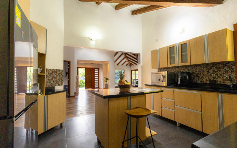 Luxury Country House in El Retiro | 1,400 m² Lot, Exclusive Gated Community.