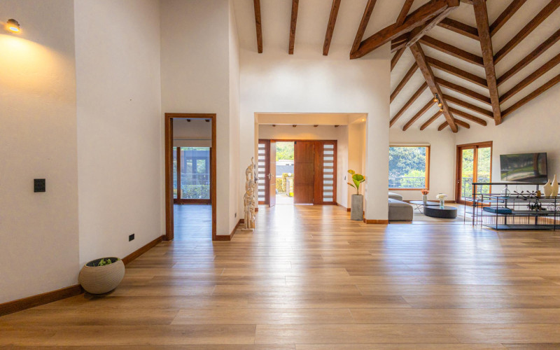 Luxury Country House in El Retiro | 1,400 m² Lot, Exclusive Gated Community.