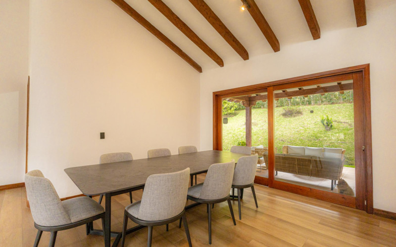 Luxury Country House in El Retiro | 1,400 m² Lot, Exclusive Gated Community.