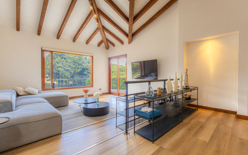 Luxury Country House in El Retiro | 1,400 m² Lot, Exclusive Gated Community.