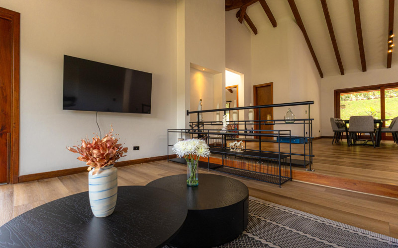 Luxury Country House in El Retiro | 1,400 m² Lot, Exclusive Gated Community.