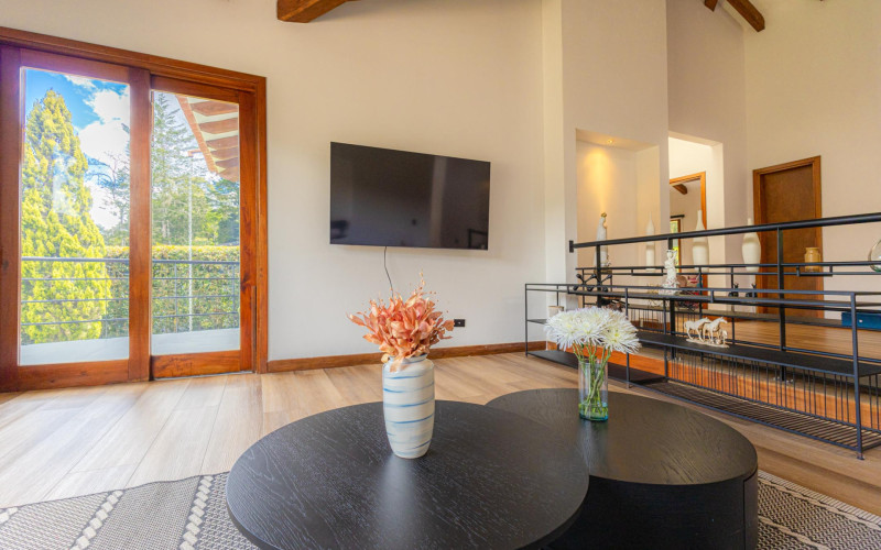 Luxury Country House in El Retiro | 1,400 m² Lot, Exclusive Gated Community.