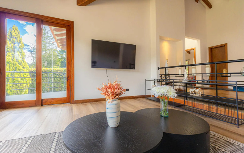 Luxury Country House in El Retiro | 1,400 m² Lot, Exclusive Gated Community.