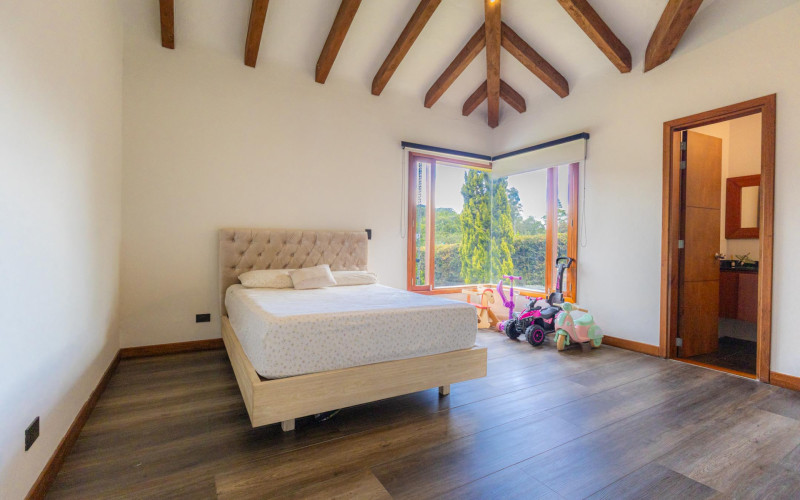 Luxury Country House in El Retiro | 1,400 m² Lot, Exclusive Gated Community.