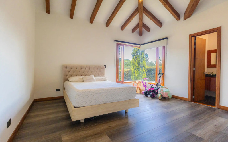 Luxury Country House in El Retiro | 1,400 m² Lot, Exclusive Gated Community.