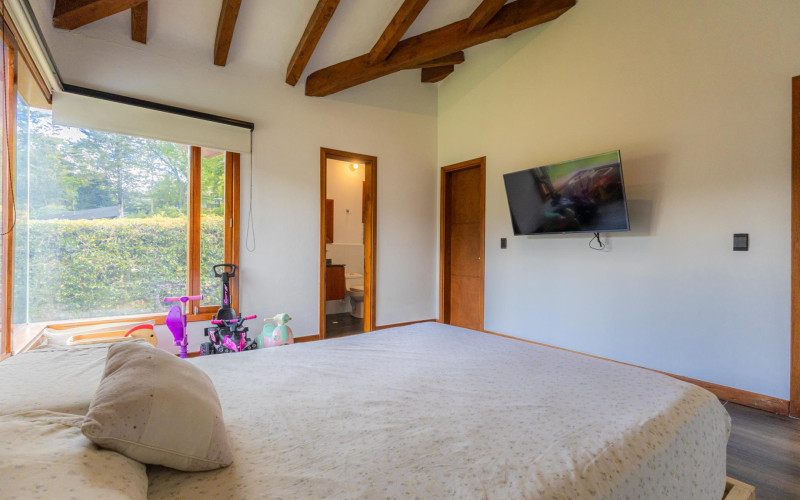 Luxury Country House in El Retiro | 1,400 m² Lot, Exclusive Gated Community.