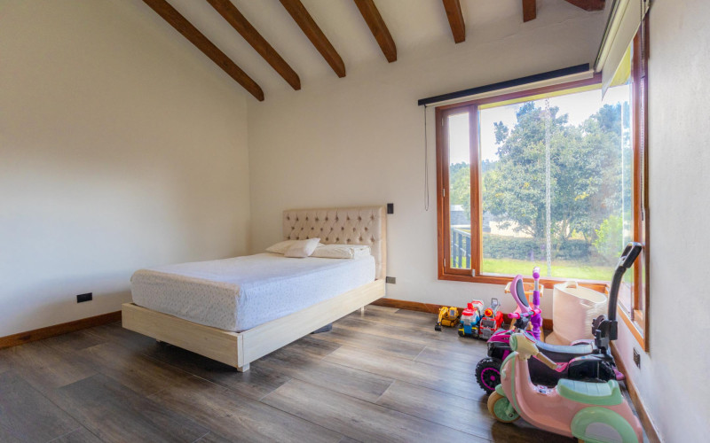 Luxury Country House in El Retiro | 1,400 m² Lot, Exclusive Gated Community.