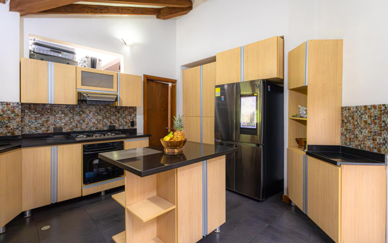 Luxury Country House in El Retiro | 1,400 m² Lot, Exclusive Gated Community.