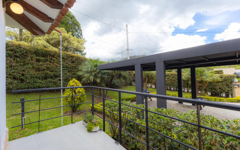 Luxury Country House in El Retiro | 1,400 m² Lot, Exclusive Gated Community.