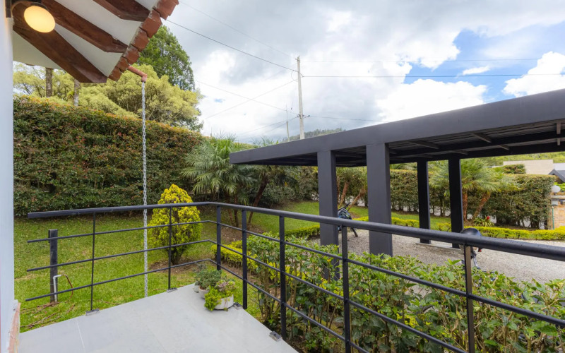 Luxury Country House in El Retiro | 1,400 m² Lot, Exclusive Gated Community.