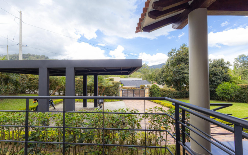 Luxury Country House in El Retiro | 1,400 m² Lot, Exclusive Gated Community.