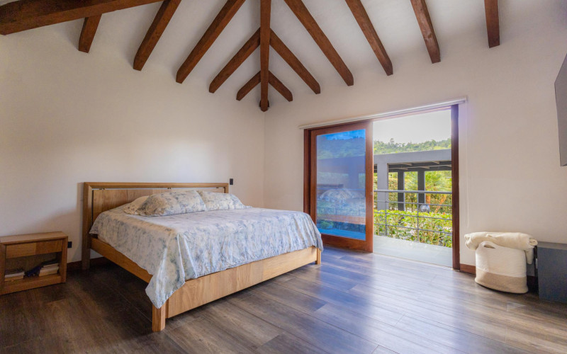 Luxury Country House in El Retiro | 1,400 m² Lot, Exclusive Gated Community.