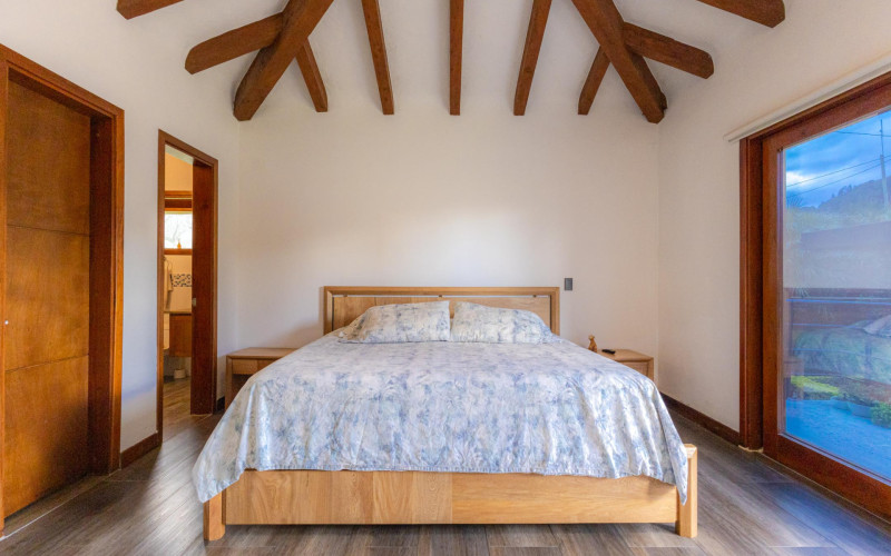 Luxury Country House in El Retiro | 1,400 m² Lot, Exclusive Gated Community.