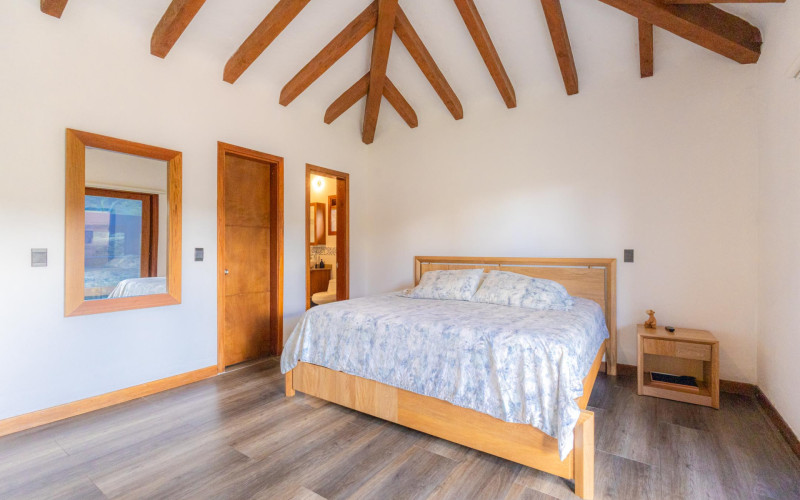 Luxury Country House in El Retiro | 1,400 m² Lot, Exclusive Gated Community.