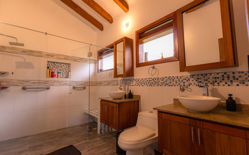 Luxury Country House in El Retiro | 1,400 m² Lot, Exclusive Gated Community.