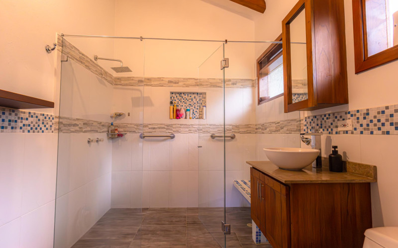 Luxury Country House in El Retiro | 1,400 m² Lot, Exclusive Gated Community.