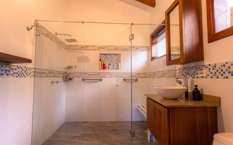 Luxury Country House in El Retiro | 1,400 m² Lot, Exclusive Gated Community.