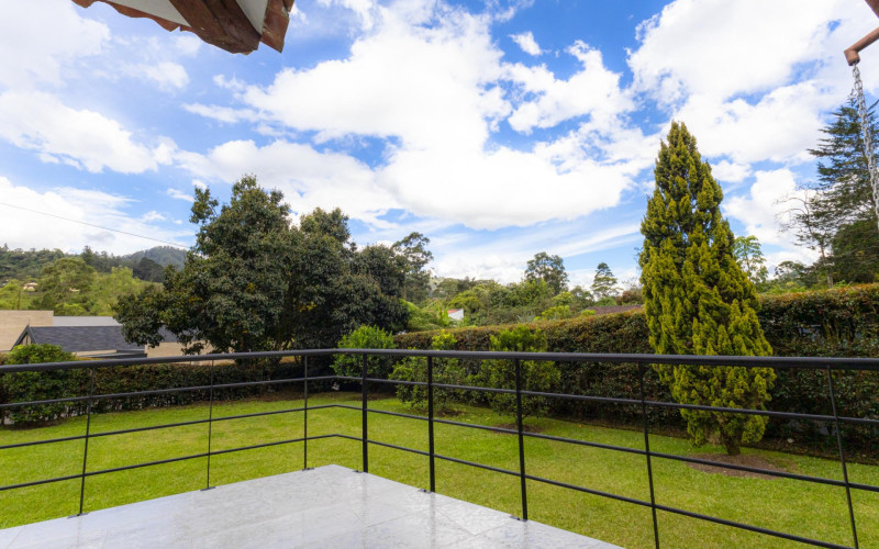 Luxury Country House in El Retiro | 1,400 m² Lot, Exclusive Gated Community.