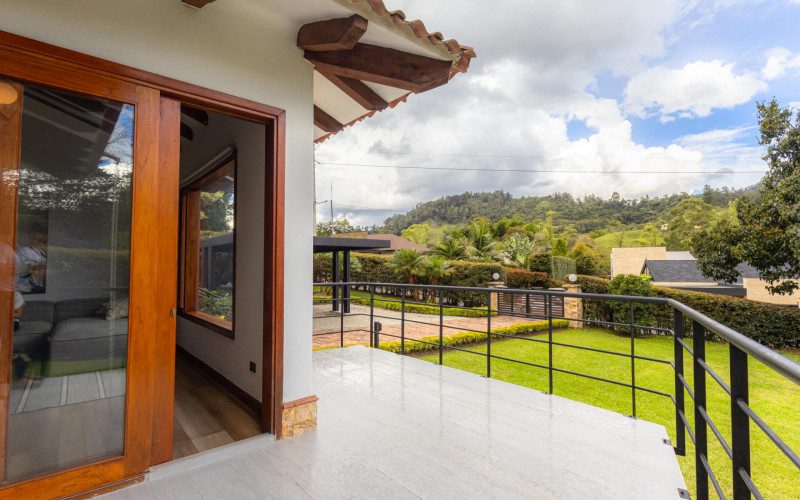 Luxury Country House in El Retiro | 1,400 m² Lot, Exclusive Gated Community.