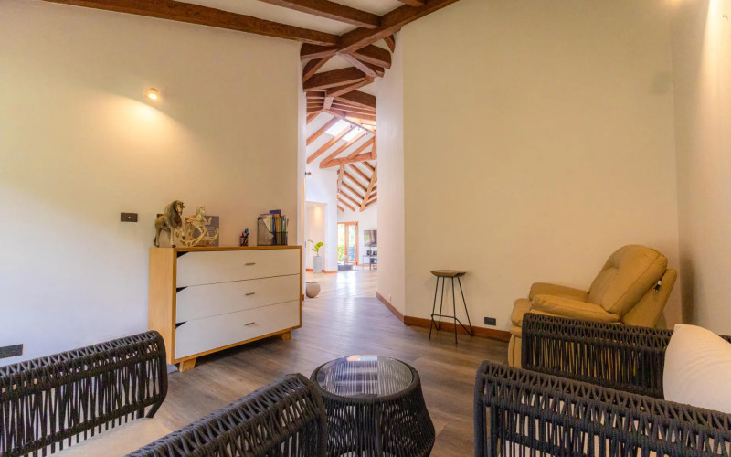 Luxury Country House in El Retiro | 1,400 m² Lot, Exclusive Gated Community.