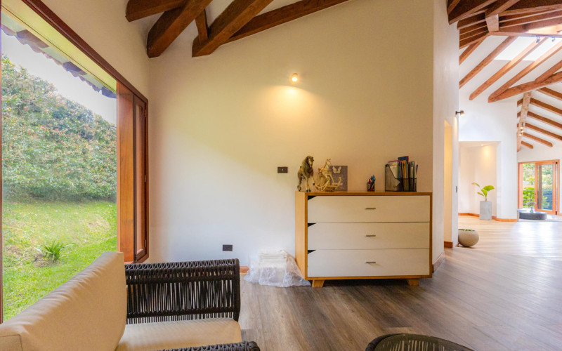 Luxury Country House in El Retiro | 1,400 m² Lot, Exclusive Gated Community.