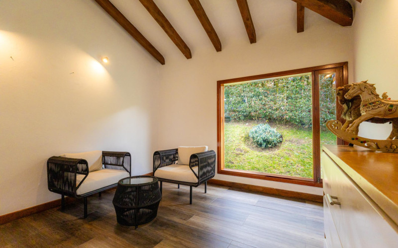 Luxury Country House in El Retiro | 1,400 m² Lot, Exclusive Gated Community.