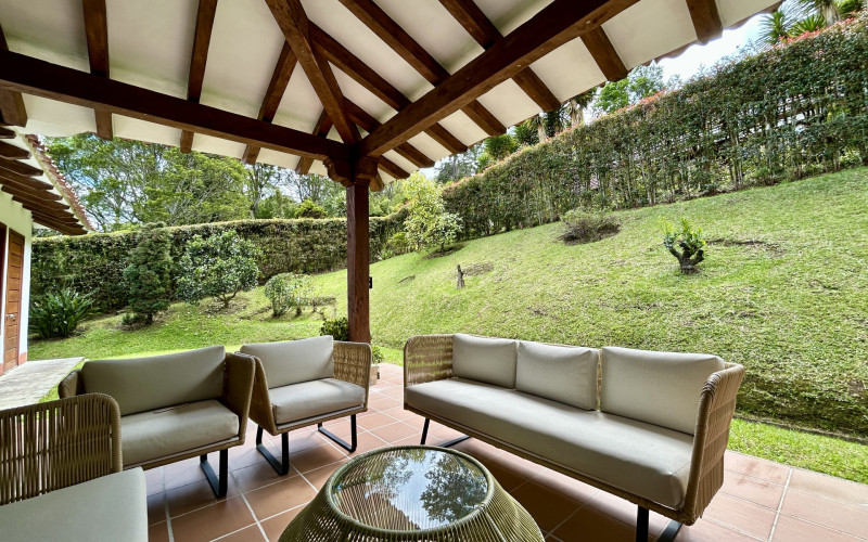 Luxury Country House in El Retiro | 1,400 m² Lot, Exclusive Gated Community.