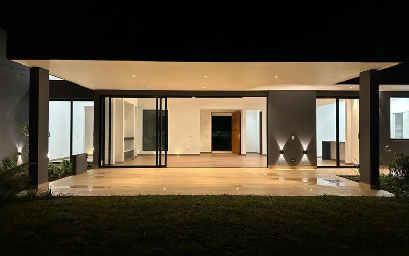 Luxury Home Retiro Life: Avant-Garde Architecture & Natural Connection in El Retiro