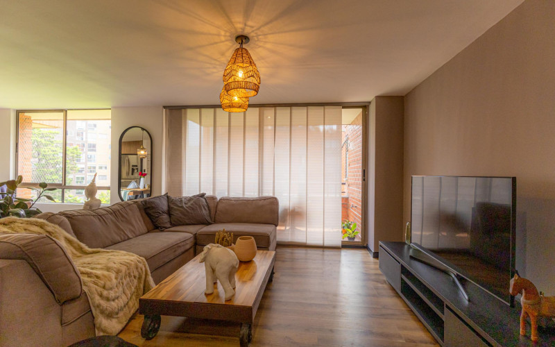 Renovated 165 m2 Apartment in El Tesoro, Medellin | 3 Bed + Den