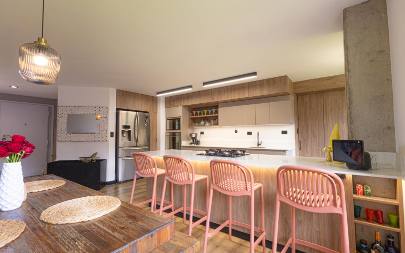 Renovated 165 m2 Apartment in El Tesoro, Medellin | 3 Bed + Den