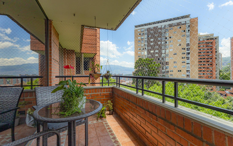 Renovated 165 m2 Apartment in El Tesoro, Medellin | 3 Bed + Den