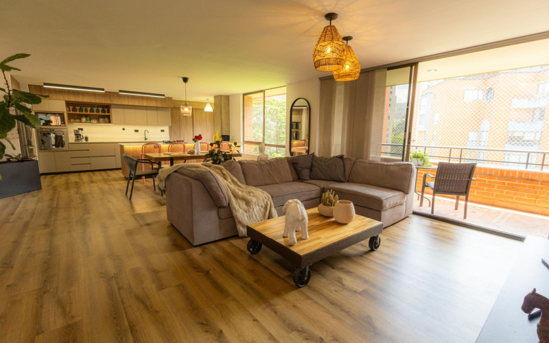 Renovated 165 m2 Apartment in El Tesoro, Medellin | 3 Bed + Den
