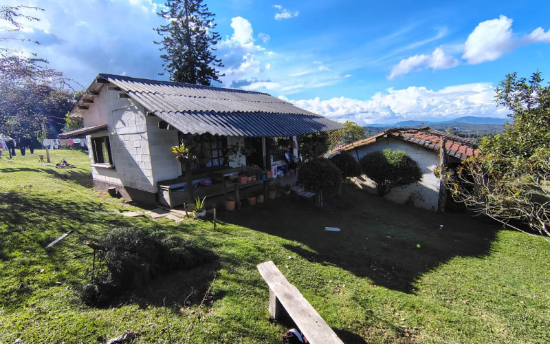 Luxury Estate in Santa Elena 8800 mts Facing Arví Park