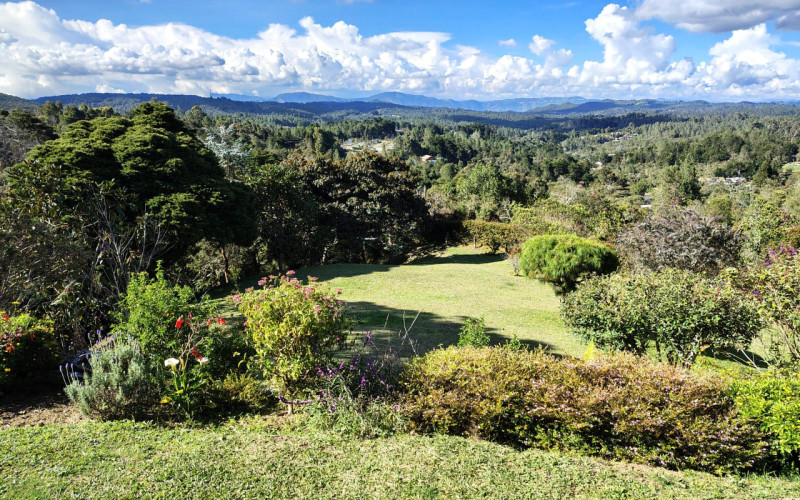 Luxury Estate in Santa Elena 8800 mts Facing Arví Park
