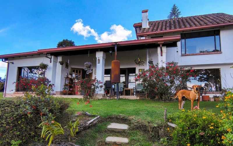 Luxury Estate in Santa Elena 8800 mts Facing Arví Park