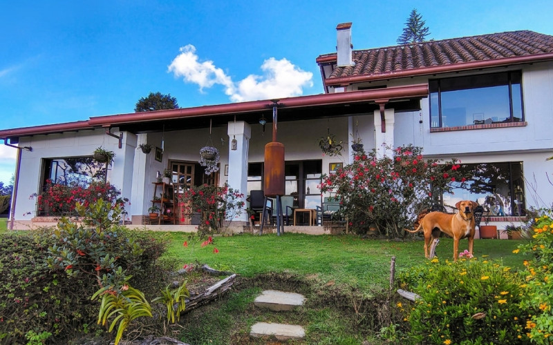 Luxury Estate in Santa Elena 8800 mts Facing Arví Park