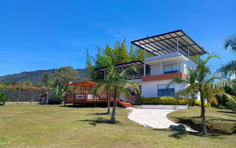 Country House in El Peñol | Rock View | Individual Deed & Short-Term Rentals Allowed (Chiquinquira)