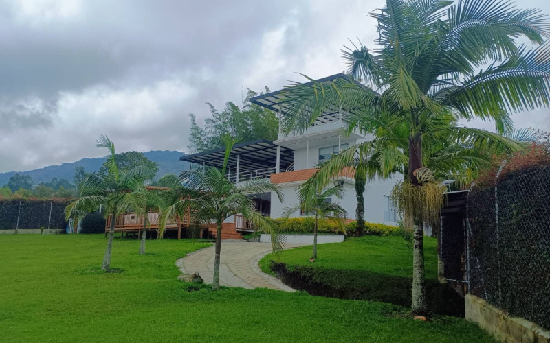 Country House in El Peñol | Rock View | Individual Deed & Short-Term Rentals Allowed (Chiquinquira)