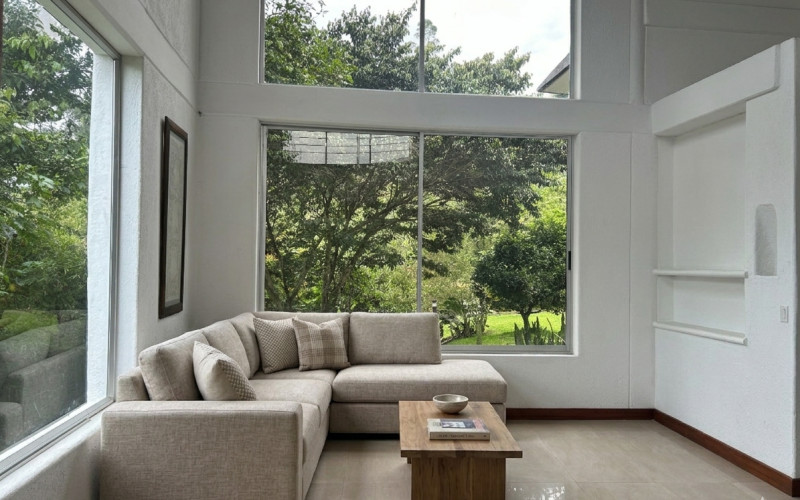 Country House for Sale in Envigado Escobero: 528 sqm, 1,779 sqm Lot, and Strategic Connectivity to Las Palmas