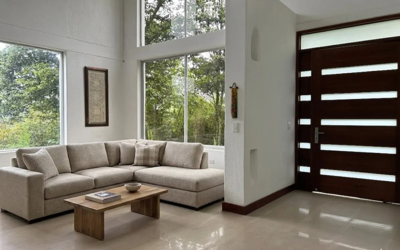 Country House for Sale in Envigado Escobero: 528 sqm, 1,779 sqm Lot, and Strategic Connectivity to Las Palmas