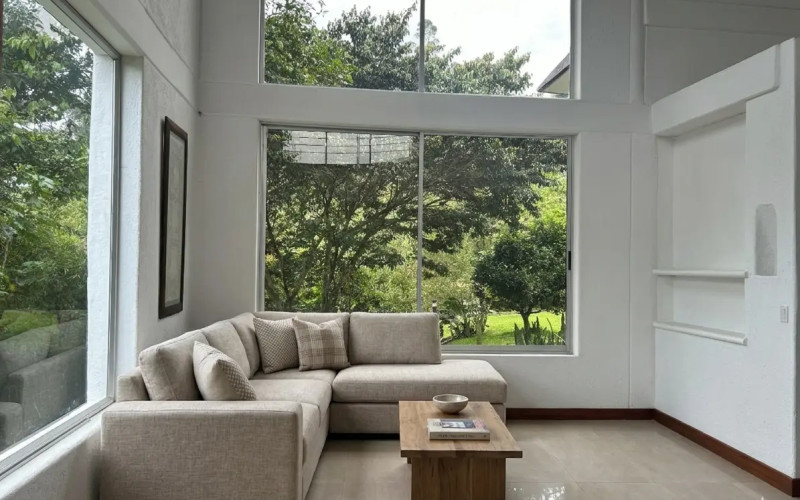 Country House for Sale in Envigado Escobero: 528 sqm, 1,779 sqm Lot, and Strategic Connectivity to Las Palmas